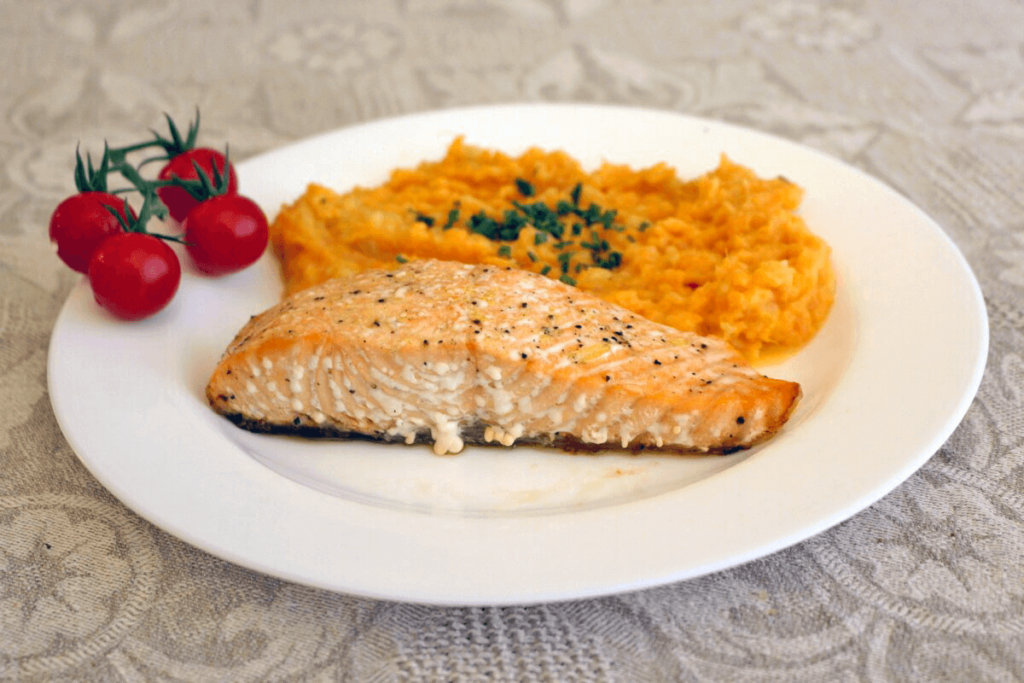 Лосось и пюре из сладкой картошки