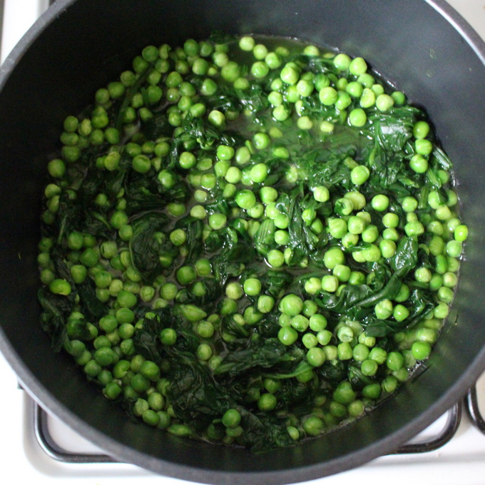 Spinach and green peas